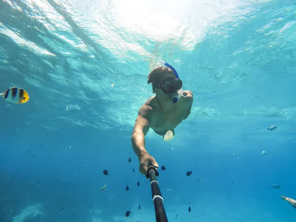 Bora Bora, Frans Polynesië. Snorkelen in turquoise wateren. — Stockfoto