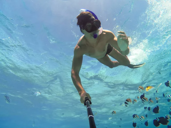 Bora Bora, Polinesia Francesa. Buceo en aguas turquesas . — Foto de Stock