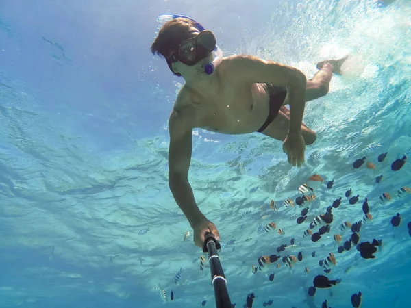 Bora Bora, franska Polynesien. Snorkling i turkost vatten. — Stockfoto