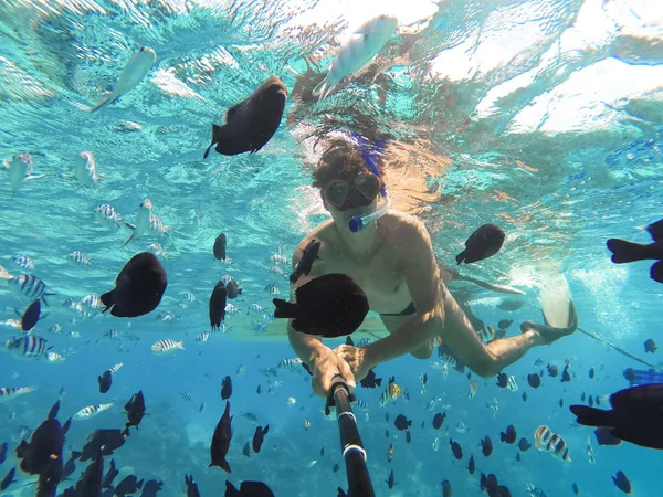 Bora Bora, Frans Polynesië. Snorkelen in turquoise wateren. — Stockfoto