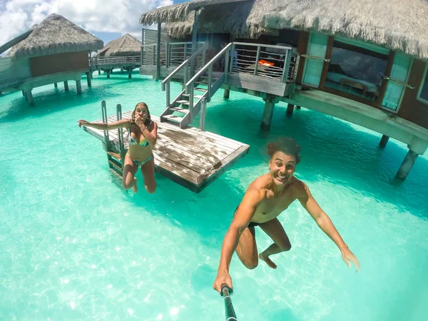 Fransız Polinezyası Bora Bora Adası. Mutlu insanlar TH içinde atlama
