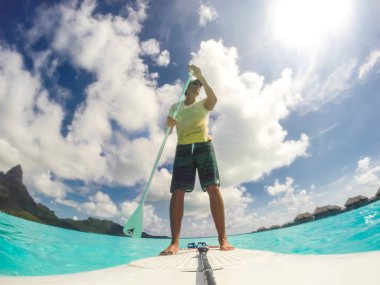 Ayağa kalkıp kürek Bora Bora Adası, Fransız Polinezyası.