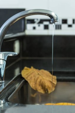 Dokunun içinde yok su var.