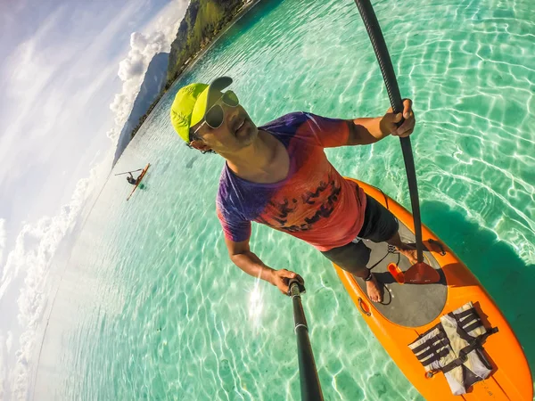 Stå upp paddla i Bora Bora, franska Polynesien. — Stockfoto