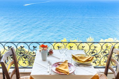 Ital'Amalfi kıyısında Deniz Manzaralı Restoran tablo