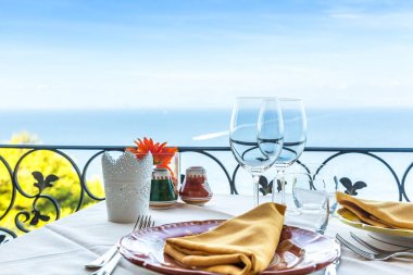 Ital'Amalfi kıyısında Deniz Manzaralı Restoran tablo