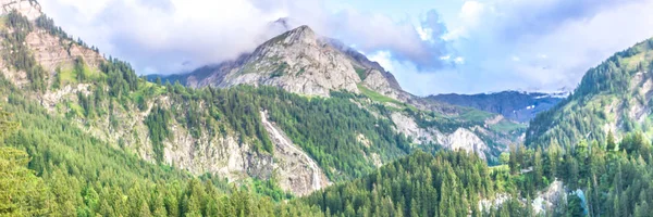 Gstaad, İsviçre yakınındaki dağ manzarası — Stok fotoğraf