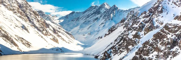 Esquiar en chile en un día soleado con mucha nieve. — Foto de Stock