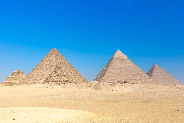 The pyramids at Giza in Egypt — Stock Photo, Image