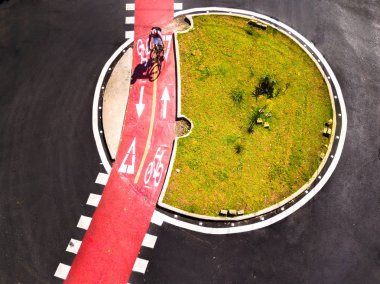 Bisiklete binme ve büyük bir şehirde bisiklet için bisiklet yolu. Anteni vie