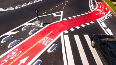 Bisiklete binme ve büyük bir şehirde bisiklet için bisiklet yolu. Anteni vie