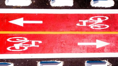 Bisiklete binme ve büyük bir şehirde bisiklet için bisiklet yolu. Anteni vie