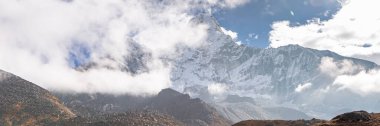 Ama Dablam Dağı. Everest Ana Kampı 'na gidiyorum. Nepal.