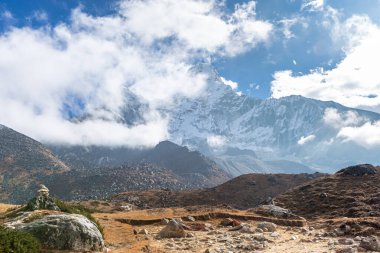 Ama Dablam Dağı. Everest Ana Kampı 'na gidiyorum. Nepal.