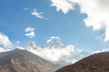 Ama Dablam Dağı. Everest Ana Kampı 'na gidiyorum. Nepal.