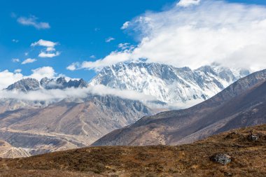 Ama Dablam Dağı. Everest Ana Kampı 'na gidiyorum. Nepal.