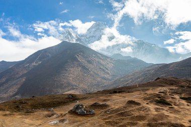 Ama Dablam Dağı. Everest Ana Kampı 'na gidiyorum. Nepal.