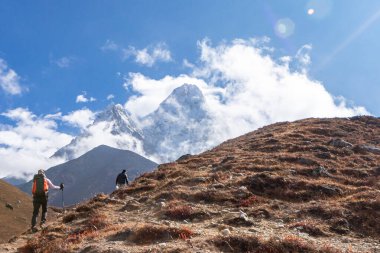 Ama Dablam Dağı. Everest Ana Kampı 'na gidiyorum. Nepal.