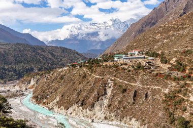 Ama Dablam Dağı. Everest Ana Kampı 'na gidiyorum. Nepal.