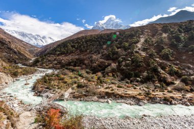 Ama Dablam Dağı. Everest Ana Kampı 'na gidiyorum. Nepal.