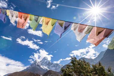 Ama Dablam Dağı. Everest Ana Kampı 'na gidiyorum. Nepal.