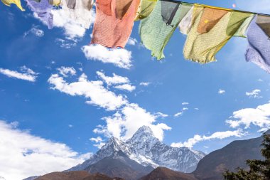 Ama Dablam Dağı. Everest Ana Kampı 'na gidiyorum. Nepal.