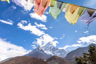 Ama Dablam Dağı. Everest Ana Kampı 'na gidiyorum. Nepal.