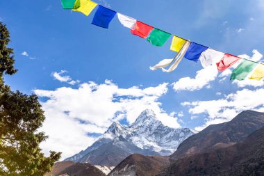 Ama Dablam Dağı. Everest Ana Kampı 'na gidiyorum. Nepal.