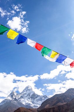 Ama Dablam Dağı. Everest Ana Kampı 'na gidiyorum. Nepal.