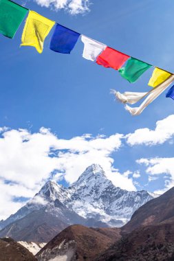 Ama Dablam Dağı. Everest Ana Kampı 'na gidiyorum. Nepal.