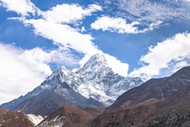 Ama Dablam Dağı. Everest Ana Kampı 'na gidiyorum. Nepal.