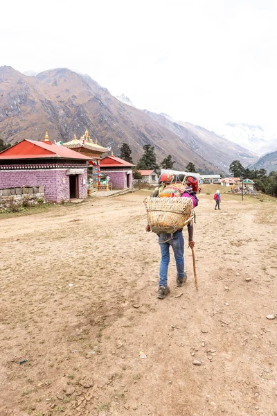 旅行珠穆朗玛峰大本营。 尼泊尔. — 图库照片