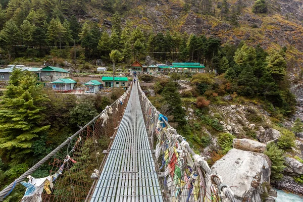 尼泊尔的桥梁。 远足珠穆朗玛峰大本营. — 图库照片