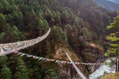 Himalaya Dağı 'ndaki Everest Ana Kamp Yolu' nda asma köprü.