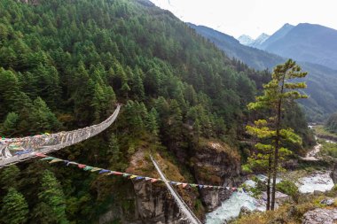 Himalaya Dağı 'ndaki Everest Ana Kamp Yolu' nda asma köprü.