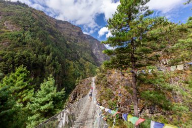 Himalaya Dağı 'ndaki Everest Ana Kamp Yolu' nda asma köprü.