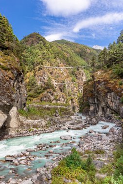 Himalaya Dağı 'ndaki Everest Ana Kamp Yolu' nda asma köprü.