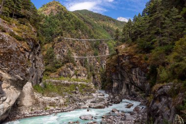 Himalaya Dağı 'ndaki Everest Ana Kamp Yolu' nda asma köprü.