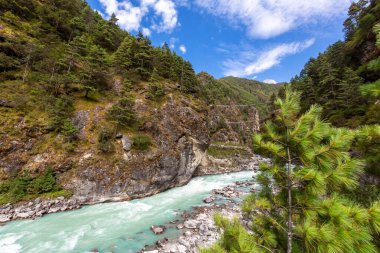 Himalaya Dağı 'ndaki Everest Ana Kamp Yolu' nda asma köprü.
