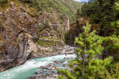 Himalaya Dağı 'ndaki Everest Ana Kamp Yolu' nda asma köprü.