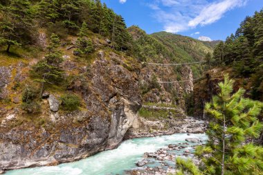 Himalaya Dağı 'ndaki Everest Ana Kamp Yolu' nda asma köprü.