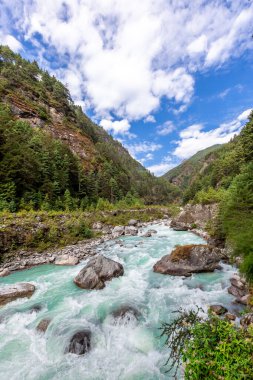Himalaya Dağı 'ndaki Everest Ana Kamp Yolu' nda asma köprü.