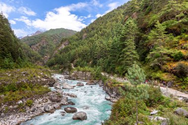 Himalaya Dağı 'ndaki Everest Ana Kamp Yolu' nda asma köprü.