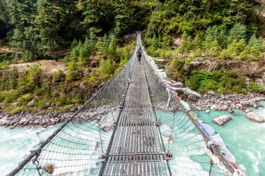 Himalaya Dağı 'ndaki Everest Ana Kamp Yolu' nda asma köprü.