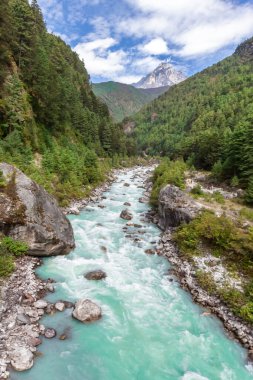 Himalaya Dağı 'ndaki Everest Ana Kamp Yolu' nda asma köprü.