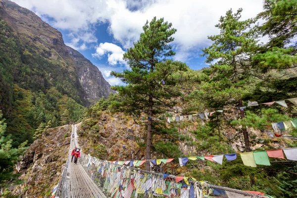 Suspention bridge on the Everest Base Camp Trek, Himalaya mounta — Stock Photo, Image