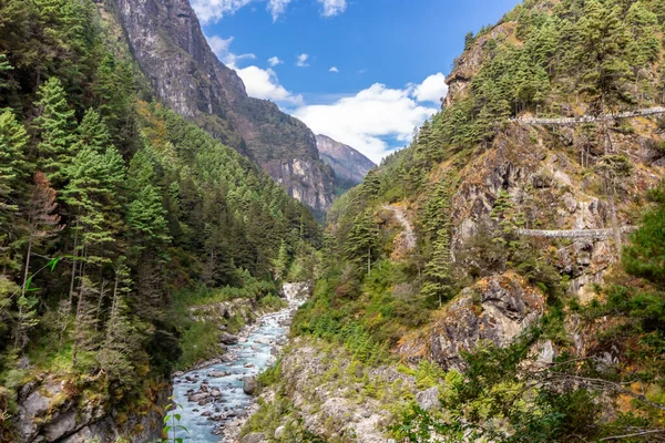 Himalaya Dağı 'ndaki Everest Ana Kamp Yolu' nda asma köprü. — Stok fotoğraf