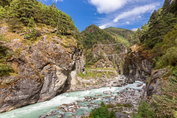 Himalaya Dağı 'ndaki Everest Ana Kamp Yolu' nda asma köprü. — Stok fotoğraf