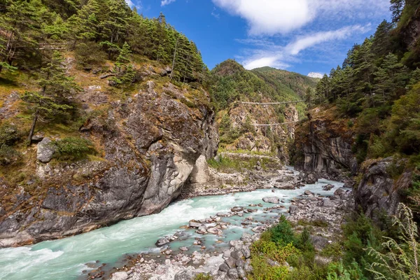 Himalaya Dağı 'ndaki Everest Ana Kamp Yolu' nda asma köprü. — Stok fotoğraf