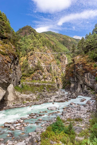 Himalaya Dağı 'ndaki Everest Ana Kamp Yolu' nda asma köprü. — Stok fotoğraf